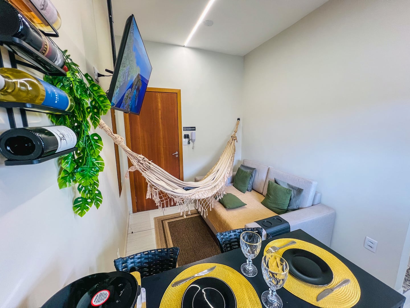 Sala do apartamento 104 com rede e decoração